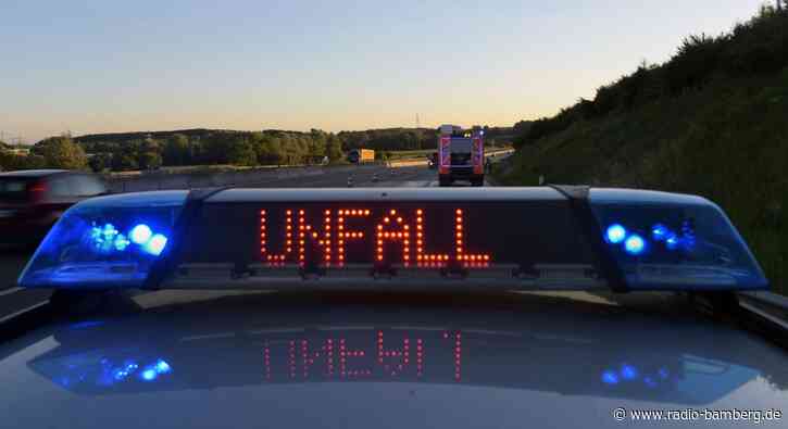 Auto fährt auf Sattelzug auf: Beifahrerin schwer verletzt