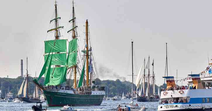 Schaulustige und bestes Wetter bei Kieler Windjammerparade