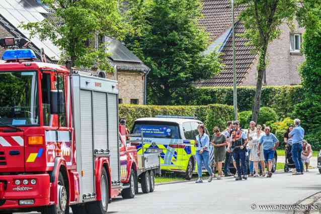 Berging wrak van neergestort vliegtuigje van start, nabestaanden bezoeken plaats van ongeval: “Dacht dat het toestel in onze tuin lag”
