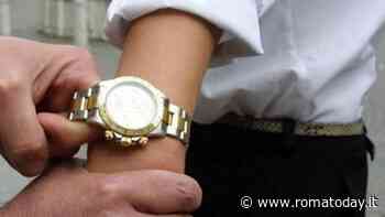 Roma, la banda del doppio scooter colpisce ancora: rapinato nel traffico con il trucco dello specchietto