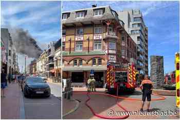 Rookpluim kilometers ver te zien bij zware dakbrand in appartementsgebouw in Westende