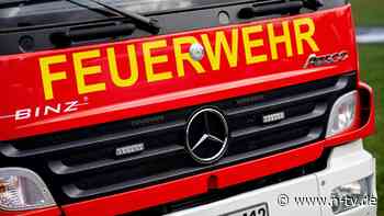 50 Bewohner evakuiert: Dachstuhl von Seniorenwohnheim steht in Flammen