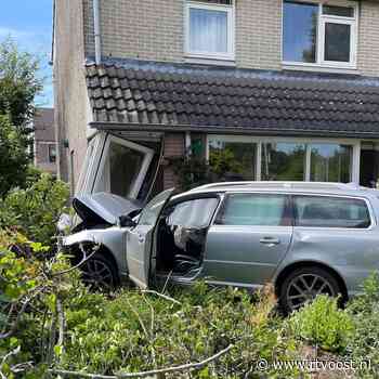 112 Nieuws: Automobiliste rijdt woning binnen en auto over de kop na botsing met trekker