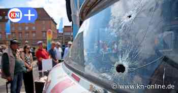 Mahnmal auf der KiWo 2024: Zerschossener Krankenwagen aus der Ukraine löst Emotionen aus