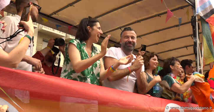 Schlein al Pride di Milano balla sul carro con Zan. E accusa la destra italiana: “È la più arretrata d’Europa”