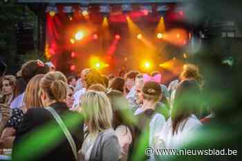 Regen of niet? Fans van Genk on Stage wachten bang af
