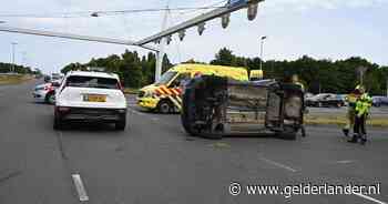 Auto belandt op zijn zijkant op druk kruispunt: één persoon raakt gewond