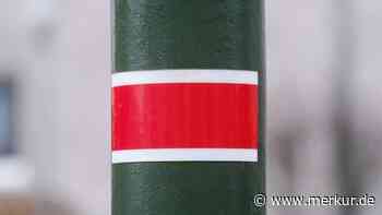 Roter Streifen auf Straßenlaternen: Was eines der ältesten Verkehrszeichen bedeutet