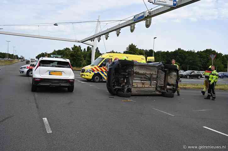 Auto op z’n kant na botsing op kruising