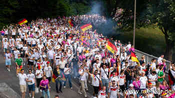 EM-Euphorie wächst: Kult-Musiker heizen Fanmarsch mit 20.000 Anhängern ein