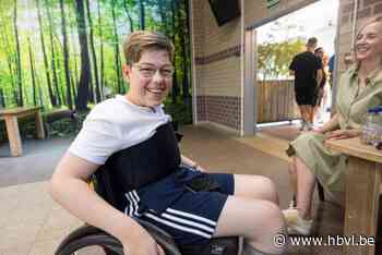 Liam (15) heeft een beperking én leukemie, nu mag hij bekende YouTubers ontmoeten