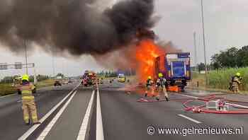 Vrachtwagen in lichterlaaie op de A50