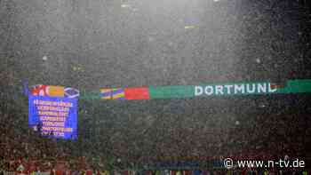 Donner lLaut wie Böller: Heftige Blitze über Stadion: Spiel von DFB-Team unterbrochen