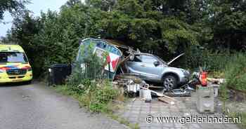 Auto door bouwkeet heen gereden op Klomperweg in Lunteren