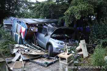 Automobilist rijdt dwars door bouwkeet