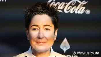 Fan-Bekenntnis im heute-journal: Dunja Hayali moderiert im pinken DFB-Trikot