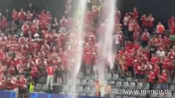 Tanzende Dänemark-Fans begeistern beim EM-Spiel in Dortmund: „Nutzen die kostenlose Dusche“