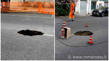 Voragine a Monteverde, la strada sprofonda. I residenti: "È allarme in tutto il quartiere"