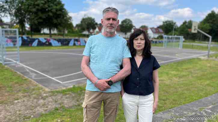 Moeder Yvonne blij met sportveld met naam van overleden zoon: 'Ik mis hem'