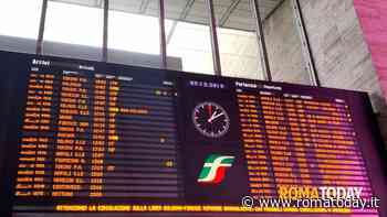 Treni in tilt, cancellazioni e ritardi per un guasto alla rete elettrica a Termini