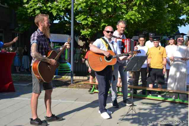 Zingende onderwijsschepen tijdens proclamaties