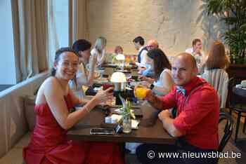 Koppels brunchen in bruidskledij: “Leuk om alles nog eens uit de kast te halen”