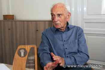 Ward Mous, stichter Heemkring Molengalm, ontvangt Gulden Garve