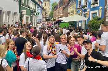 Ein Ansturm feiernder Fans trotzt dem Unwetter
