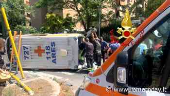 Incidente sulla Togliatti, ambulanza si ribalta dopo scontro con un'auto. Ferito conducente del 118