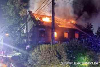 Brandweer redt hond uit woning bij uitslaande brand