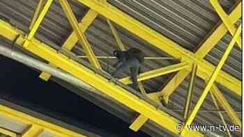 Kameraausrüstung im Rucksack: Vermummter vom Stadiondach - klettert er für Likes?