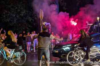 Bengalos am Ludgerikreisel: Münster feiert DFB-Sieg