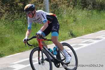 Jasper Christiaens veegt de nul van het bord in Rollegem-Kapelle