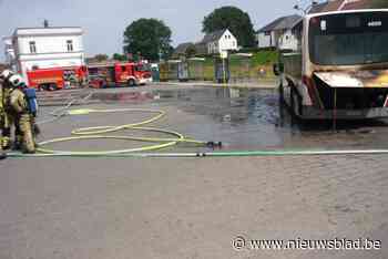 Chauffeur van De Lijn moet motorbrand blussen net na vertrek: “Plots rook ik een sterke brandgeur”