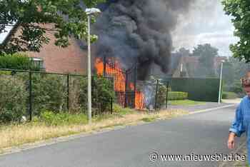 Barbecueresten zetten composthoop in lichterlaaie