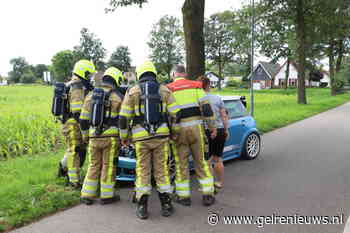 Geparkeerde auto vliegt in brand