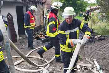 Rahden:  Feuer greift auf Garten und  Dach vom Anbau über