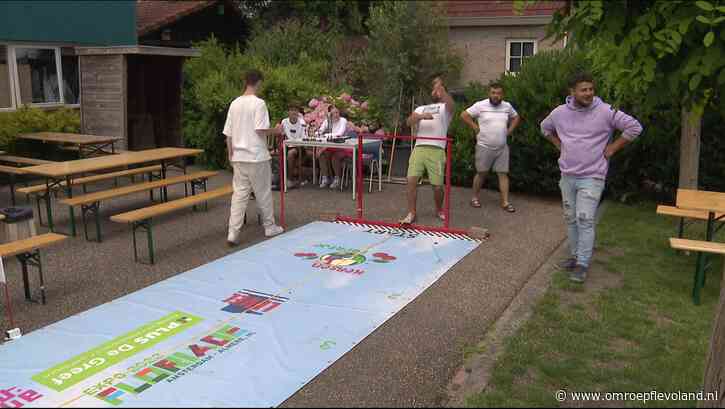 Almere - Wie spuugt zijn kersenpit het verst? Bijzonder kampioenschap in Almere