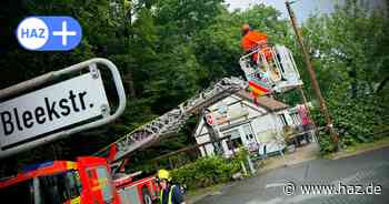 Hannover-Bischofshol: Baum droht nach Unwetter auf Restaurant zu stürzen
