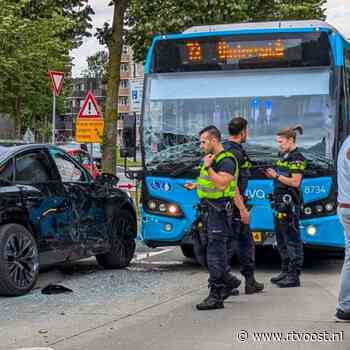 112 Nieuws: Aanrijding stadsbus en auto in Enschede