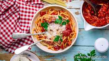 Blitzrezept für den italienischen Klassiker Pasta all‘Amatriciana mit Zwiebeln und Speck