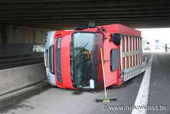 Bestuurder valt in slaap op E17, vrachtwagen belandt op zijn flank