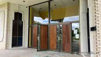 Windows smashed at 2 North York synagogues Sunday. Police seek suspect