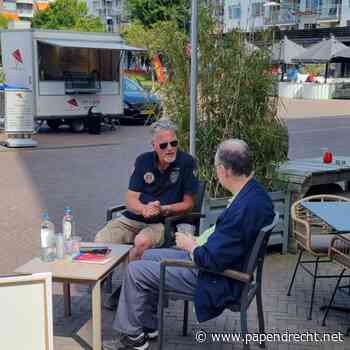 Gerdie en Art gaan spontaan in gesprek op De Meent