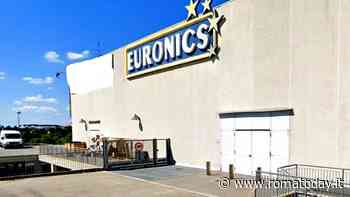 “Licenziati in tronco via whatsapp”. La denuncia dei lavoratori della rete Euronics