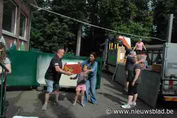 Minister Demir helpt kleuterschool in Leut te verhuizen