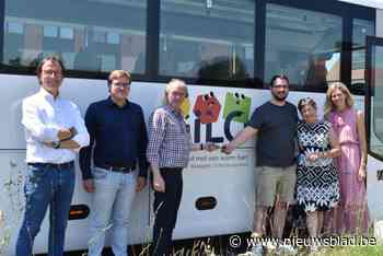 Nieuwe schoolbus brengt kinderen van gemeentelijk onderwijs veilig naar het zwembad en de sporthal