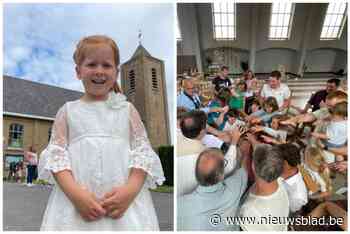 Elena (4) krijgt unieke doop in gestripte kerk: “Voor dit speciaal moment maakten we graag een uitzondering”