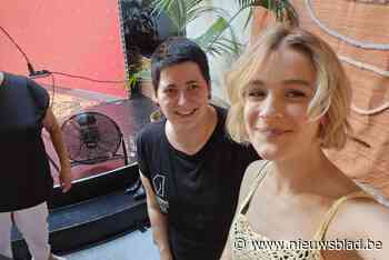 Katrien drukt gepersonaliseerde T-shirts van popfenomeen Pommelien Thijs: “Ze hebben een grote emotionele waarde voor de fans”