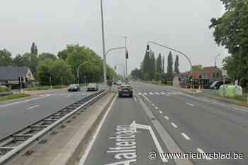 Bestelwagen rijdt in op auto’s die voor het rode licht staan: “Veel blikschade”
